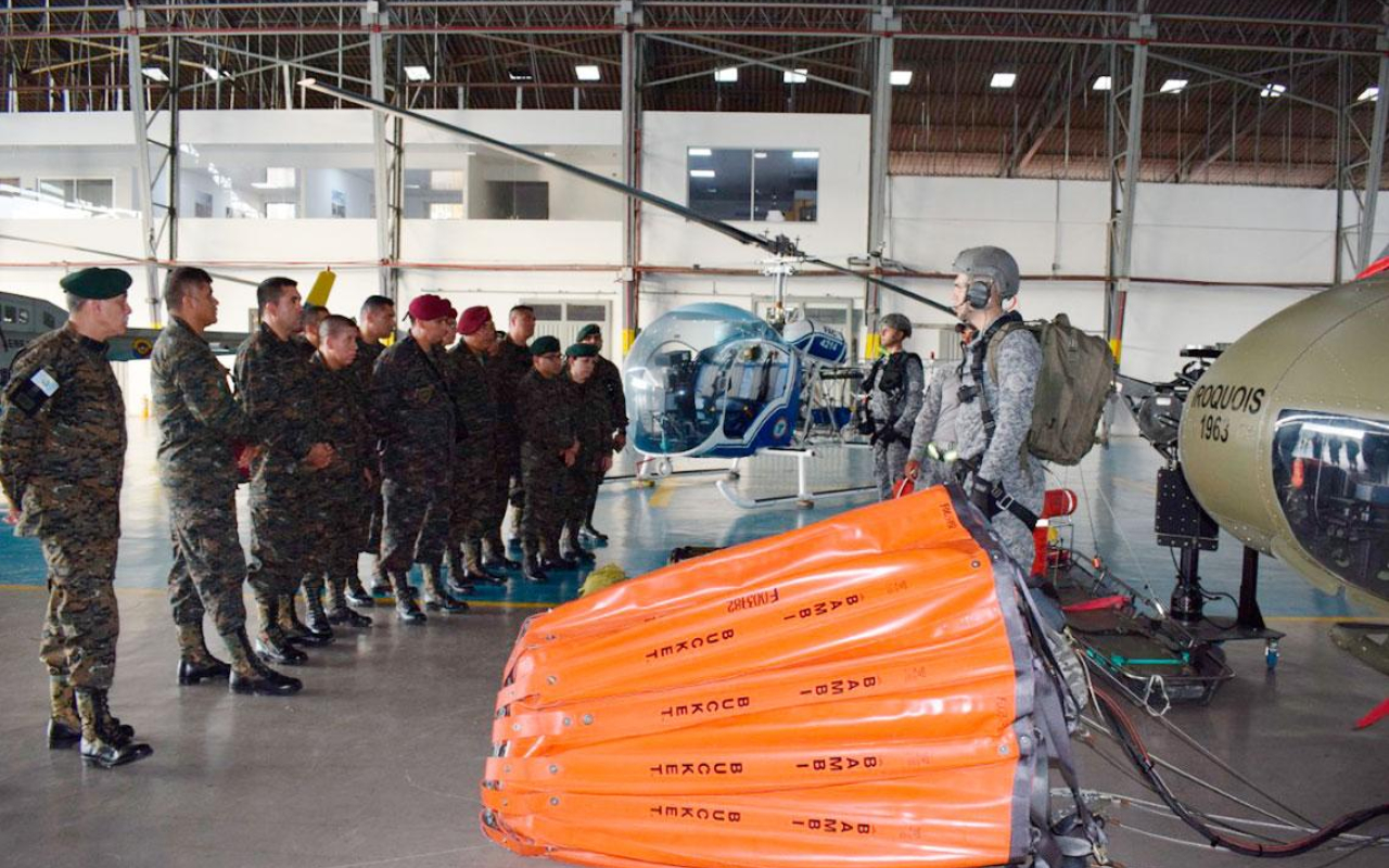 Militares de Guatemala visitan base de la Fuerza Aérea Colombiana