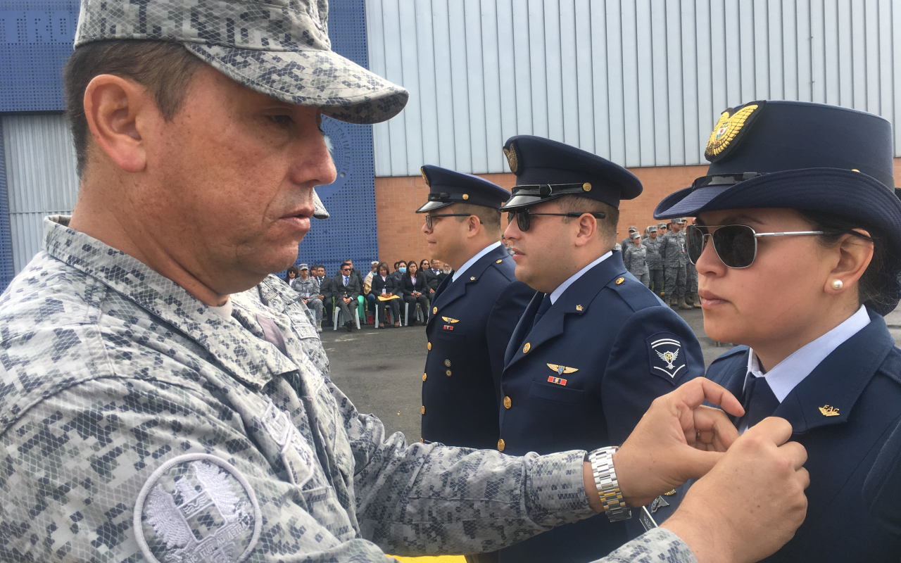 El Comando Aéreo de Mantenimiento realiza reconocimiento a sus controladores aéreos