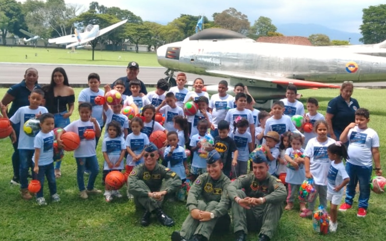 60 niños y niñas junto a sus familias celebraron el día del niño en la Base Aérea Marco Fidel Suárez