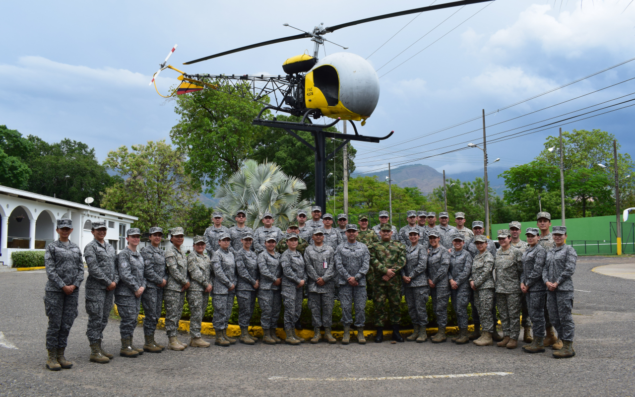 Oficiales que ascenderán al grado de Teniente Coronel visitaron la cuna de las Tripulaciones de Ala Rotatoria. 