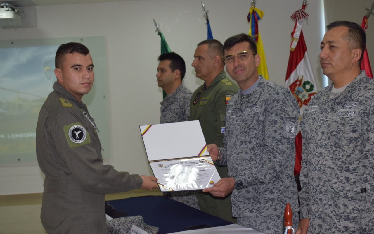 La EHFAA graduó a 10 suboficiales en el curso de Mantenimiento y Tripulante de vuelo de helicópteros livianos.