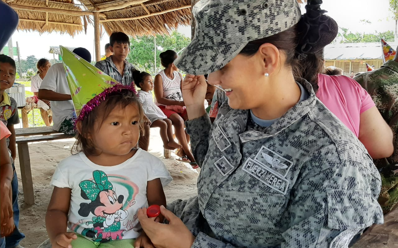 Fuerza Aérea Colombiana, extiende sus alas para llevar sonrisas a niños indígenas en la Amazonía
