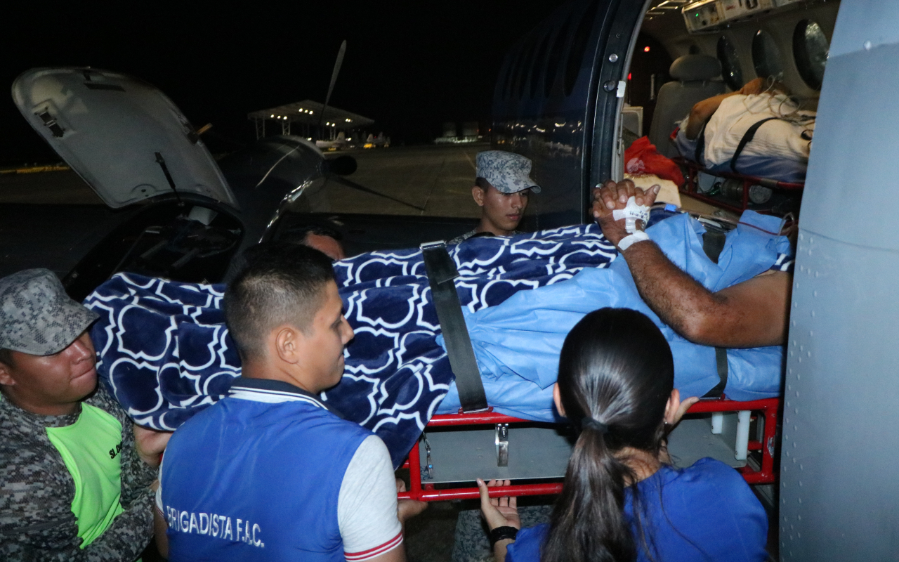 Dos personas de la tercera edad con urgencias medicas fueron trasladados por la Fuerza Aérea Colombiana 