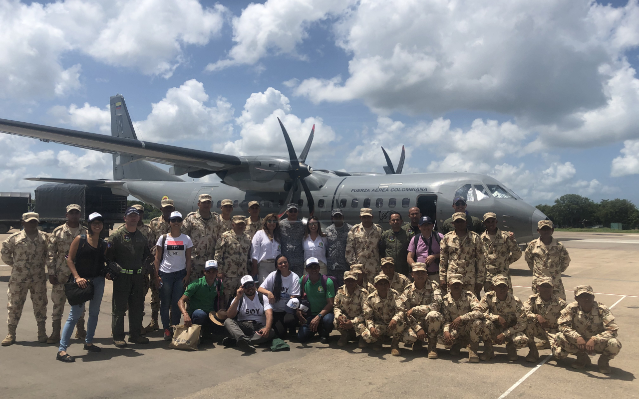 Fuerza Aérea Colombiana contribuye con la etnoeducación en la Guajira 