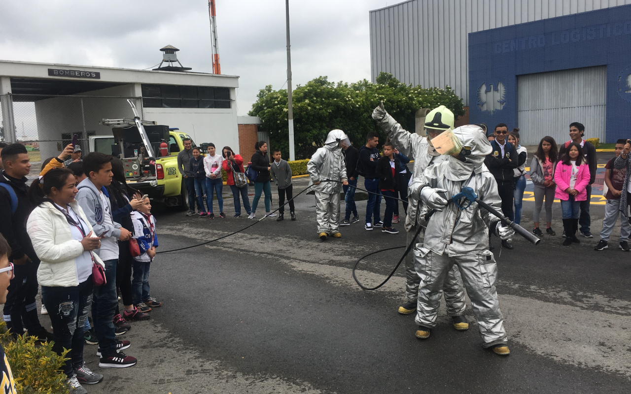 Fundación Semillas de Vida visita el Comando Aéreo de Mantenimiento