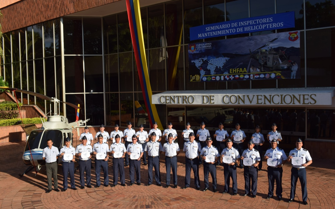 Inspectores de helicópteros de la Fuerza Aérea Colombiana, se reunieron para actualizar y estandarizar procedimientos en temas de mantenimiento 