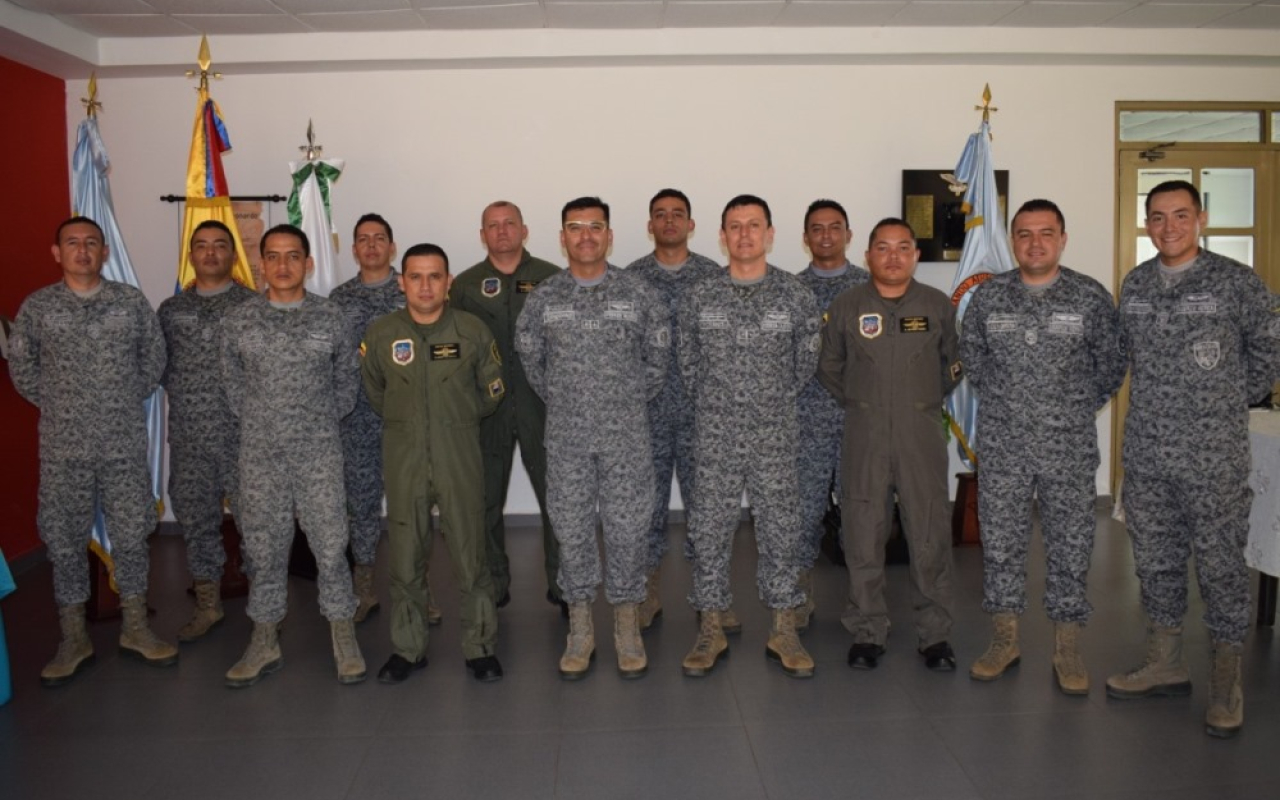 Suboficiales de la Policía y Fuerza Aérea son inspectores de mantenimiento de lentes de visión nocturna  