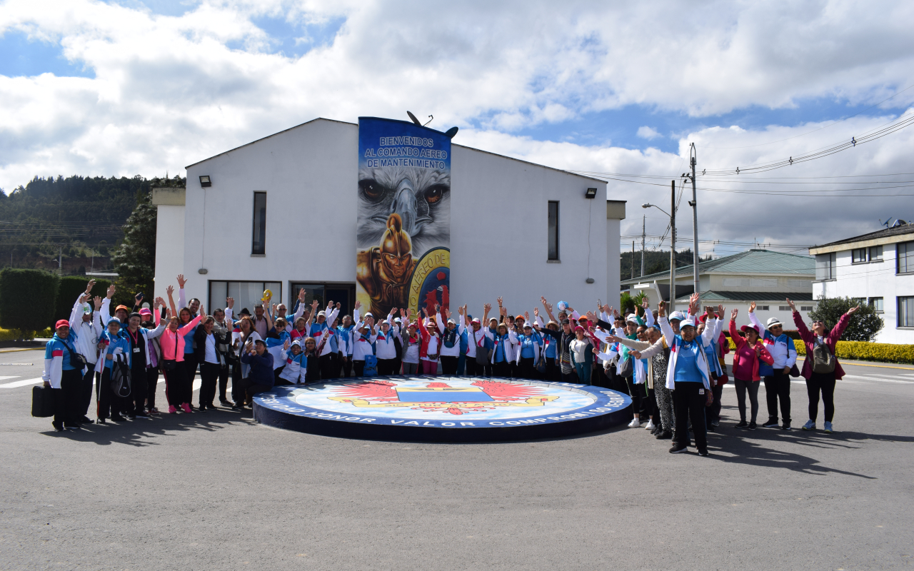 90 personas de la tercera edad conocen capacidades del Comando Aéreo de Mantenimiento. 