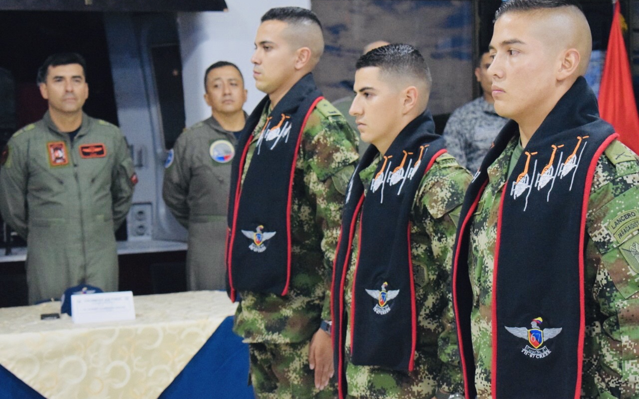 Oficiales que se preparan para ser pilotos de helicópteros, realizan tradicional ceremonia de “Bendición de Bufandas” 