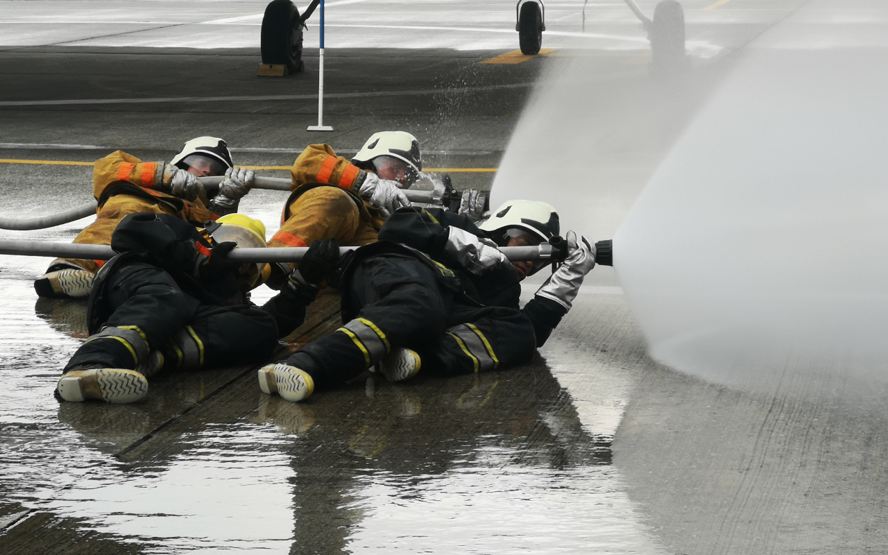 Bomberos aeronáuticos contribuyen con la seguridad en las operaciones de la Fuerza Aérea Colombiana 