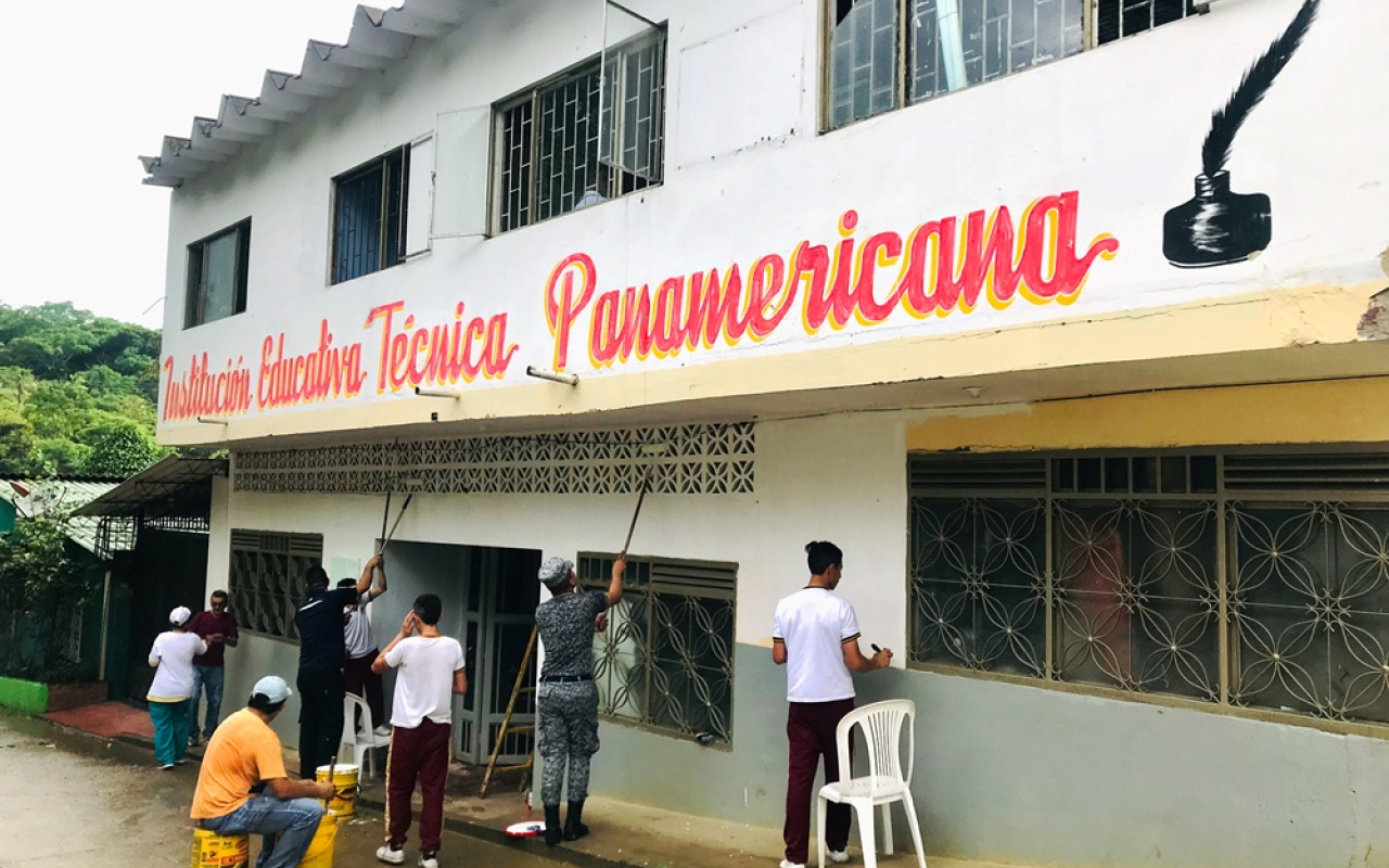 Escuelas de Icononzo se llenan de color gracias a la Fuerza Aérea Colombiana 