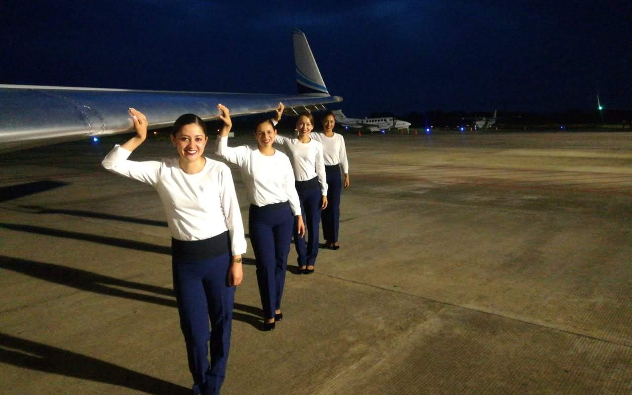 Militares Tripulantes de Cabina de Pasajeros Siempre Listos a Servir