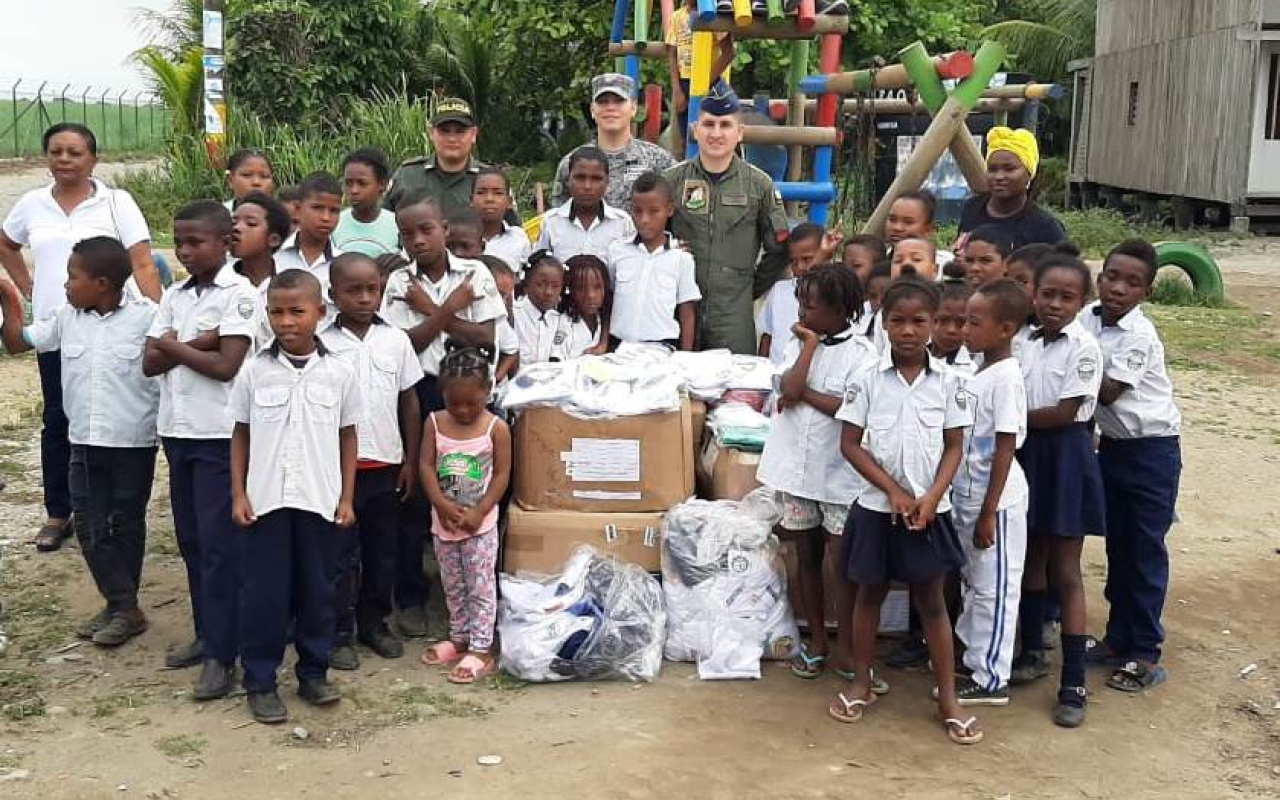 Con enorme felicidad niños y niñas de Tumaco, Nariño, recibieron nuevos uniformes escolares