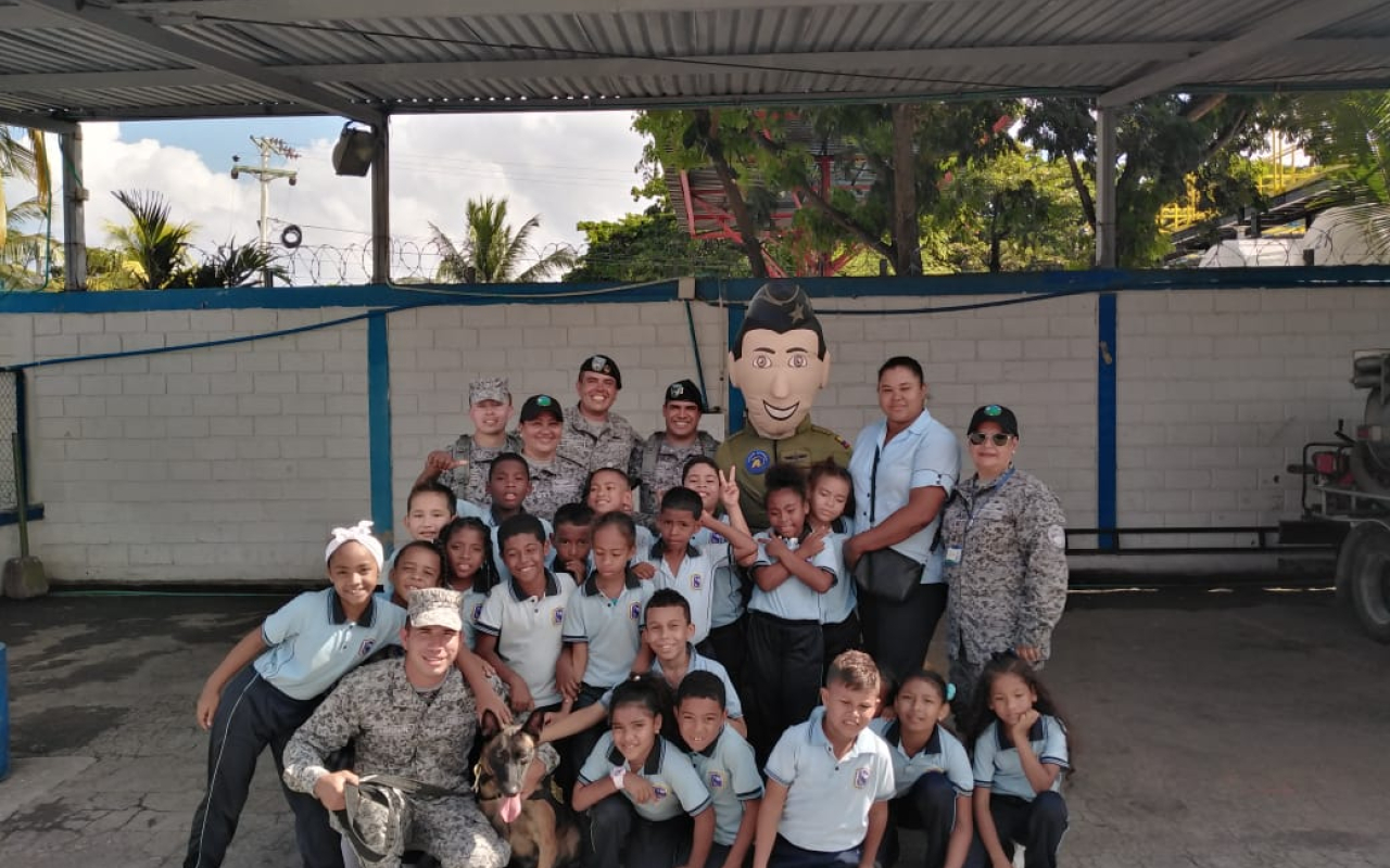 Escuela Bautista Central visita al Grupo Aéreo del Caribe