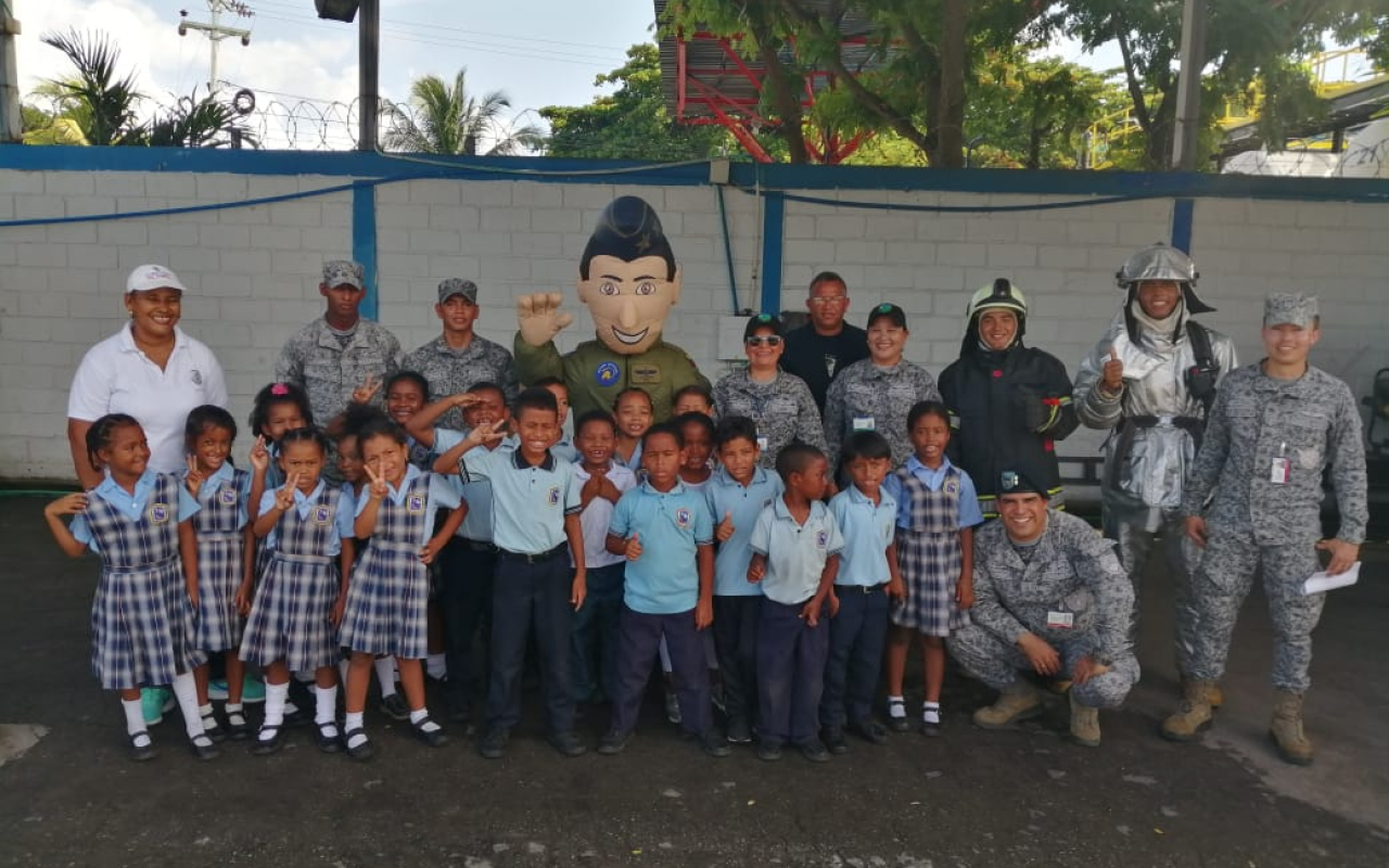 Estudiantes del Colegio El Esfuerzo visitan al Grupo Aéreo del Caribe