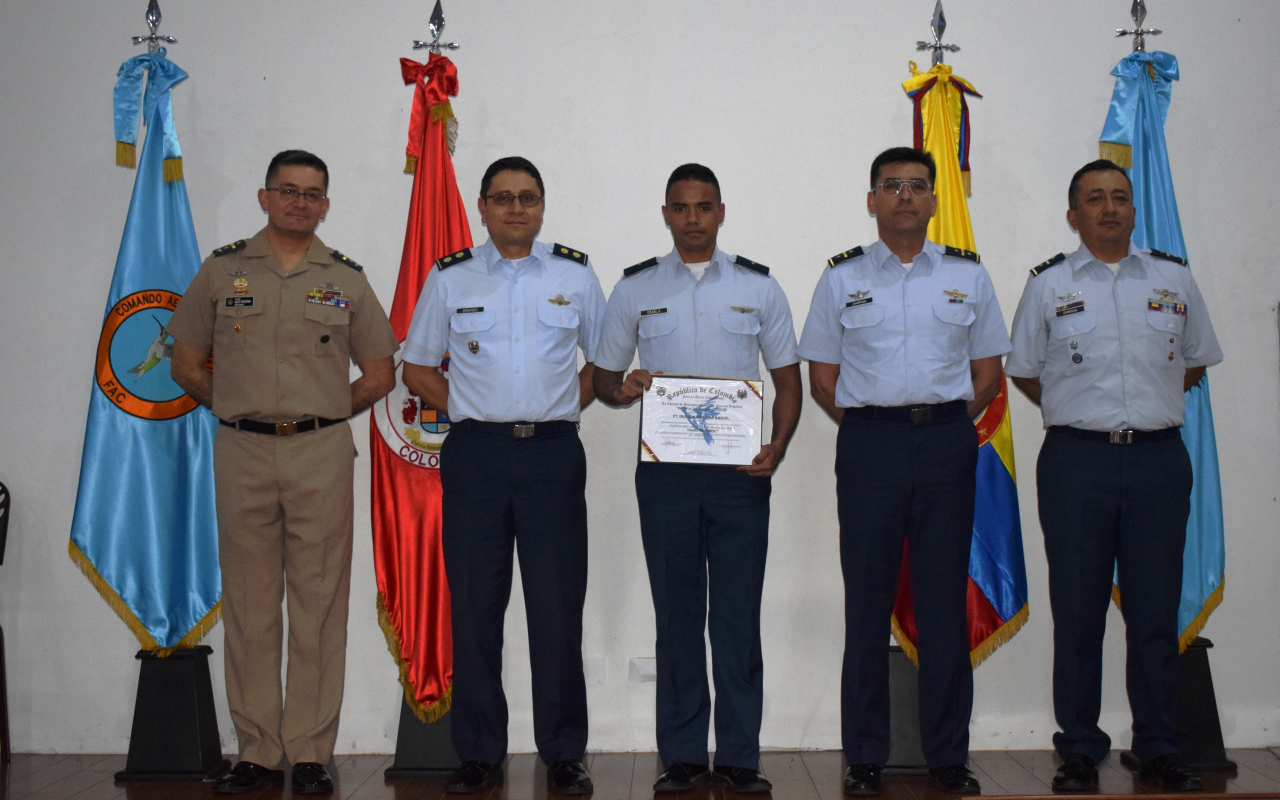 Nuevos pilotos militares se gradúan en la Escuela de Helicópteros para las Fuerzas Armadas  