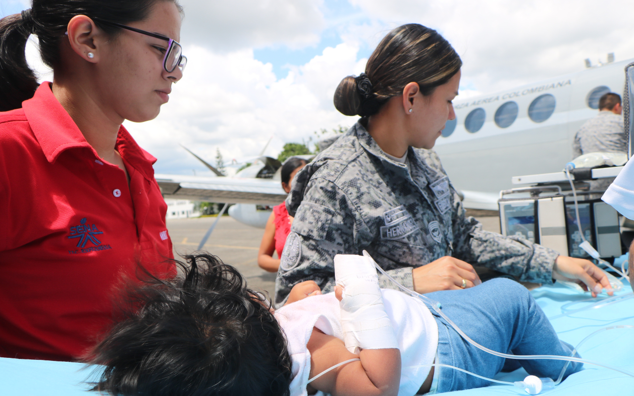 Bebé indígena en delicado estado de salud fue transportado por la Fuerza Aérea Colombiana