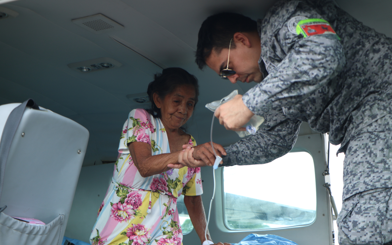 Salud de mujer indígena de la tercera edad fue salvaguardada en aeronaves de la Fuerza Aérea Colombiana
