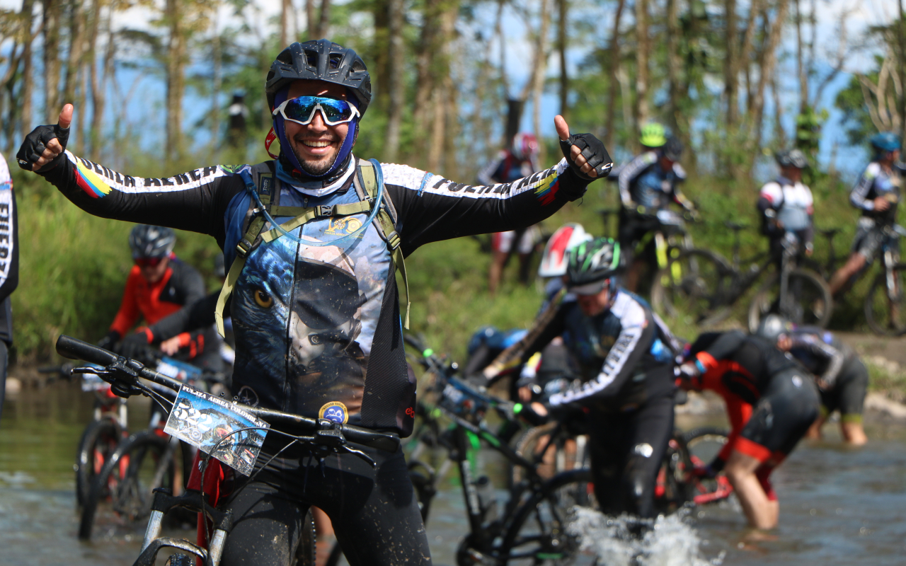 Centenares de metenses festejaron el cumplimiento de un siglo de historia de la Fuerza Aérea Colombiana en la Tercera Travesía Pegaso