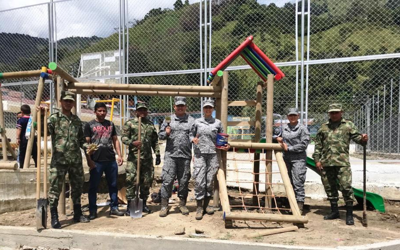 Un parque infantil fue instalado en Rioblanco-Tolima gracias a la Fuerza Aérea Colombiana
