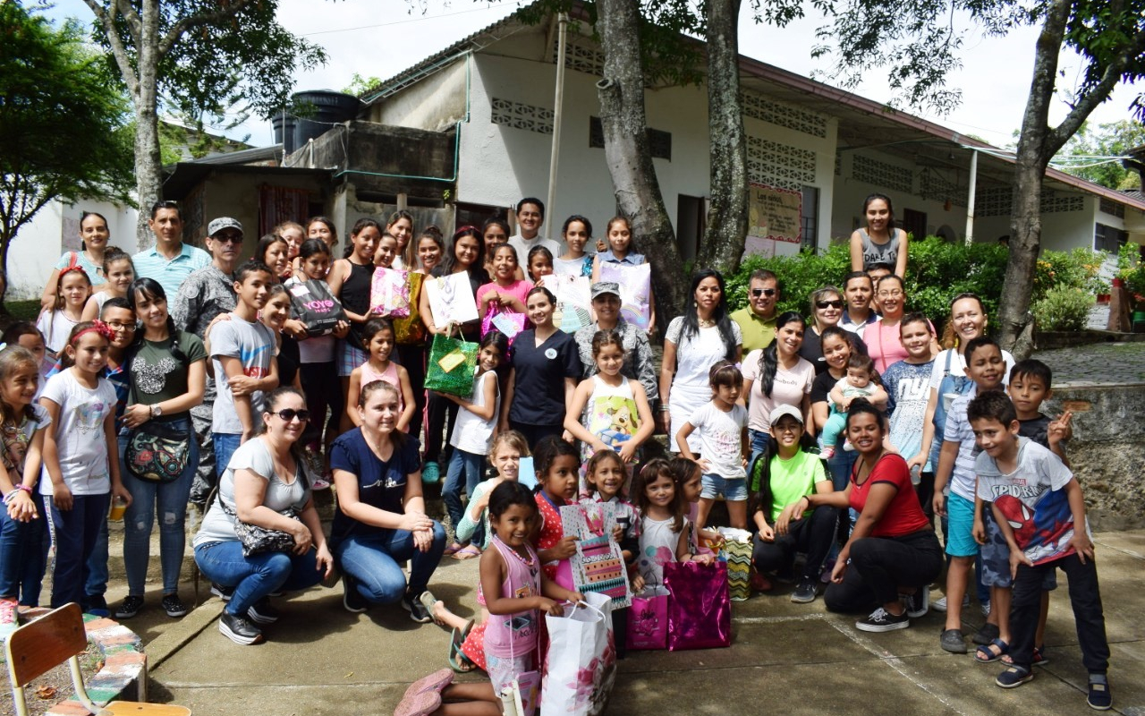 Militares del CACOM 4 junto con sus familiares llevaron alegría a 64 niños del internado Nuevo Horizonte.