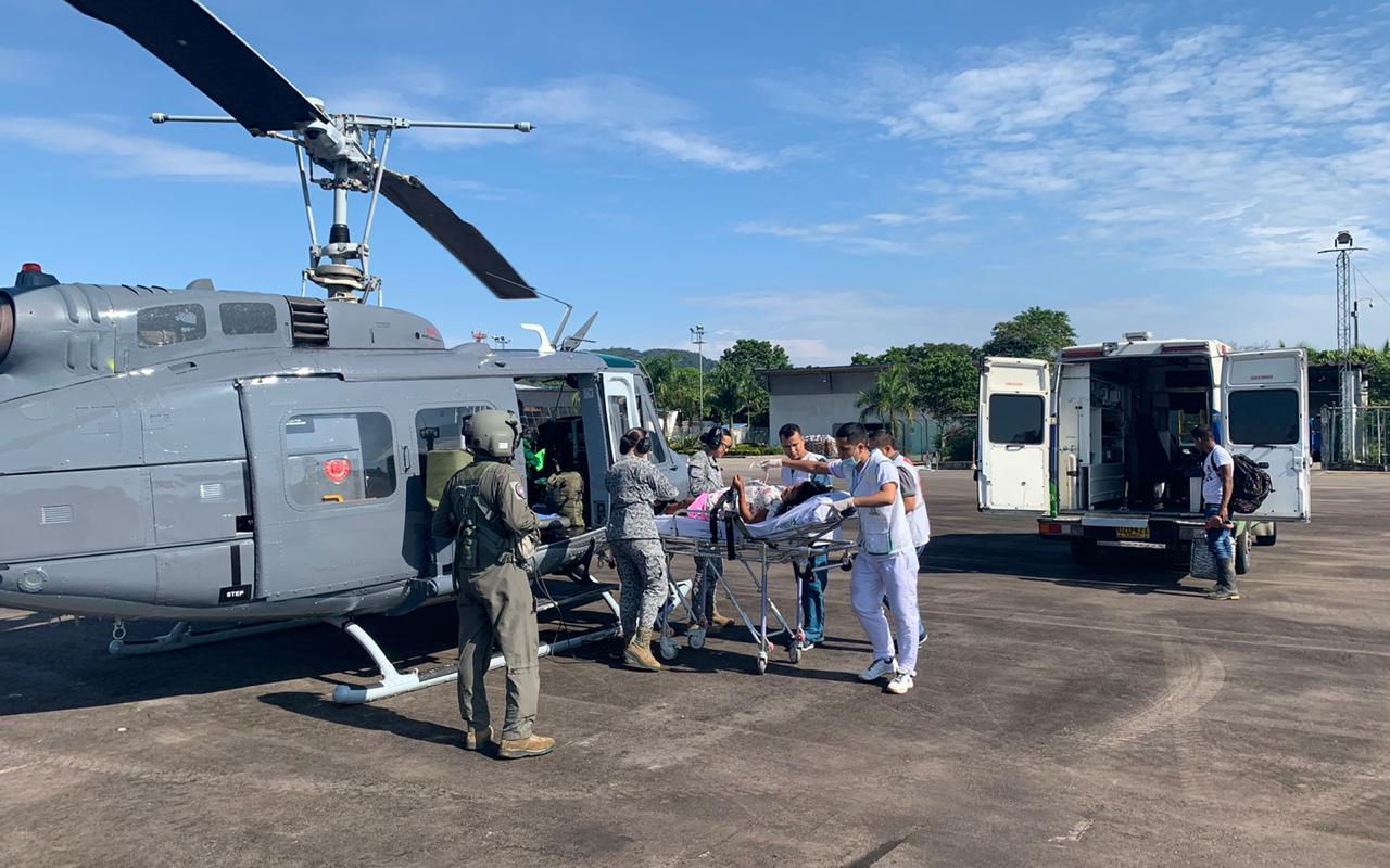 Mujer en estado de embarazo recibe atención médica y traslado por parte de la Fuerza Aérea Colombiana
