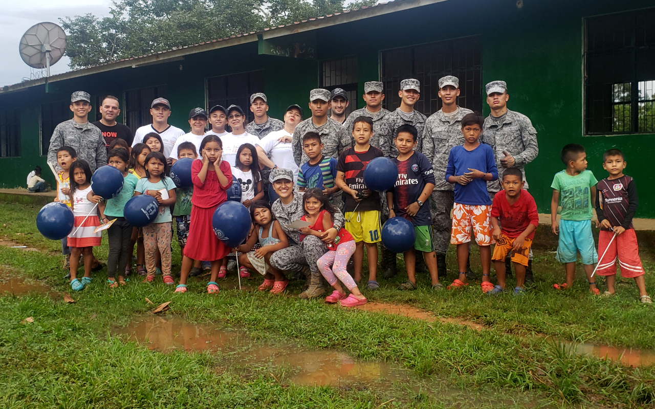 Plantel educativo indígena del Meta es beneficiado por la Fuerza Aérea Colombiana