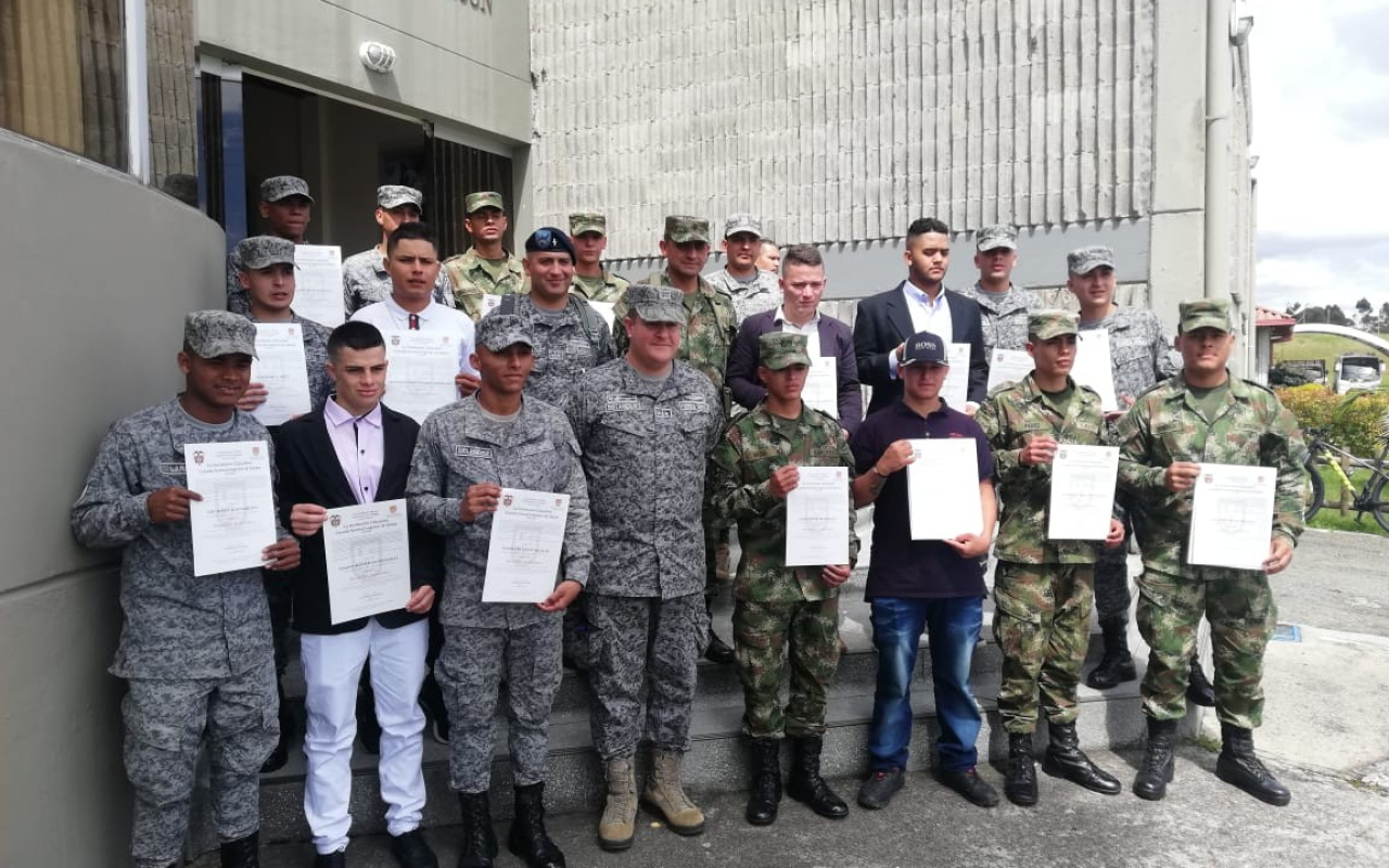 Soldados de las Fuerzas Militares son formados como bachilleres académicos