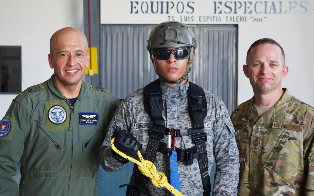 Jefe de Comando de la Duodécima Fuerza Aérea de los Estados Unidos visita la Cuna de las Tripulaciones de Ala Rotatoria 