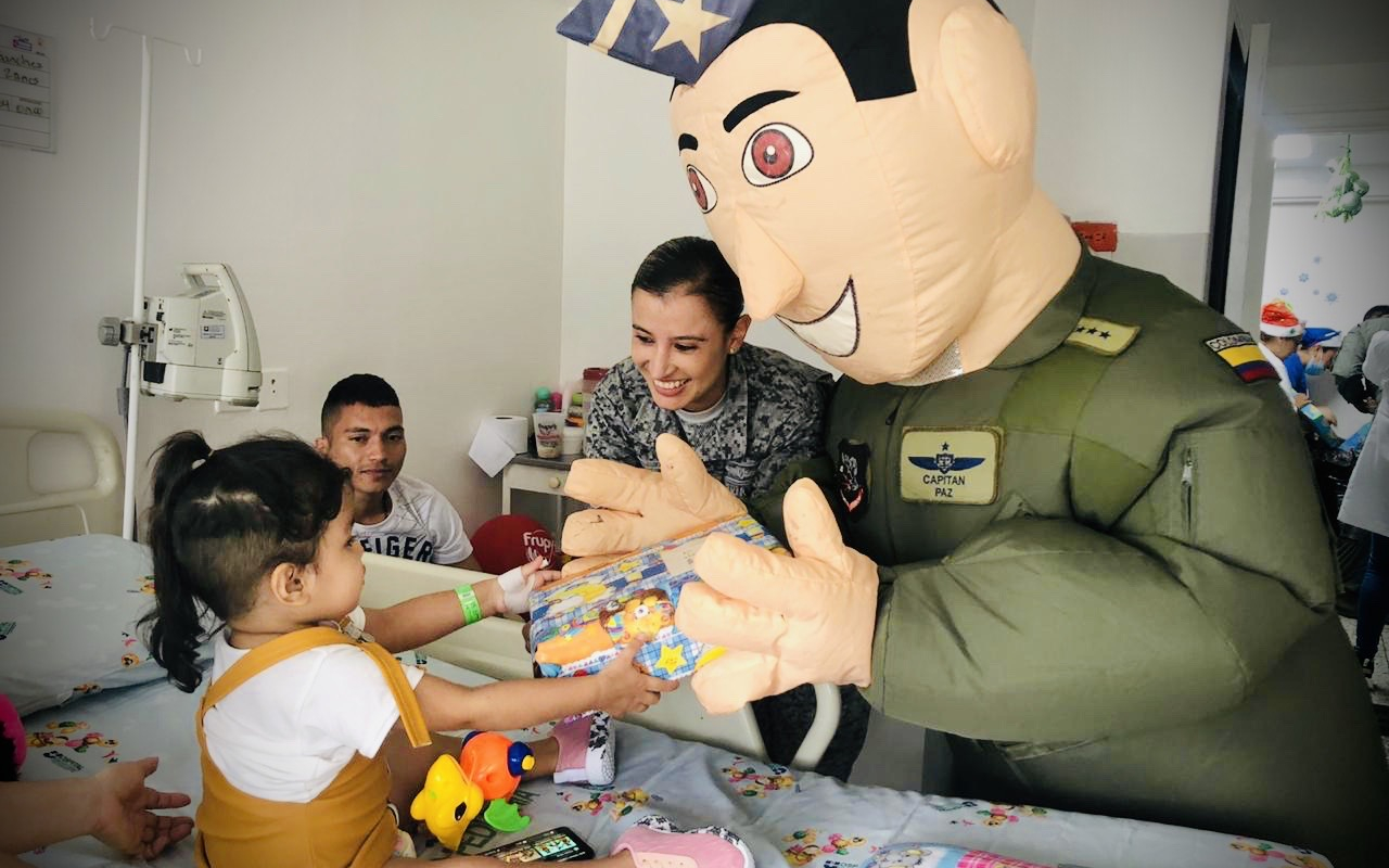 Fuerza Aérea Colombiana, llegó al Hospital Universitario de Neiva para alegrar a los niños de la Unidad de Oncología. 