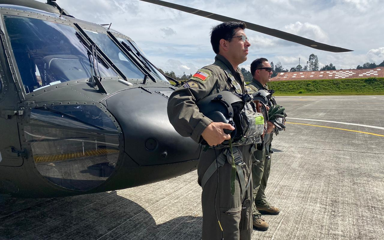 Como tripulantes del equipo UH-60 se graduaron suboficiales de la Fuerza Aérea Chilena en CACOM-5