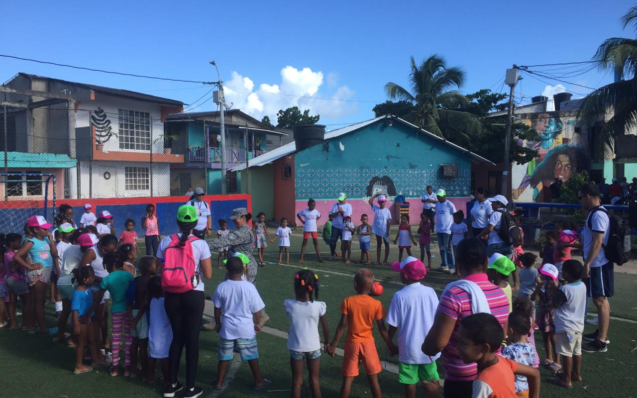 El Grupo Aéreo del Caribe promueve el deporte en el sector de las Tablitas de la Isla de San Andrés