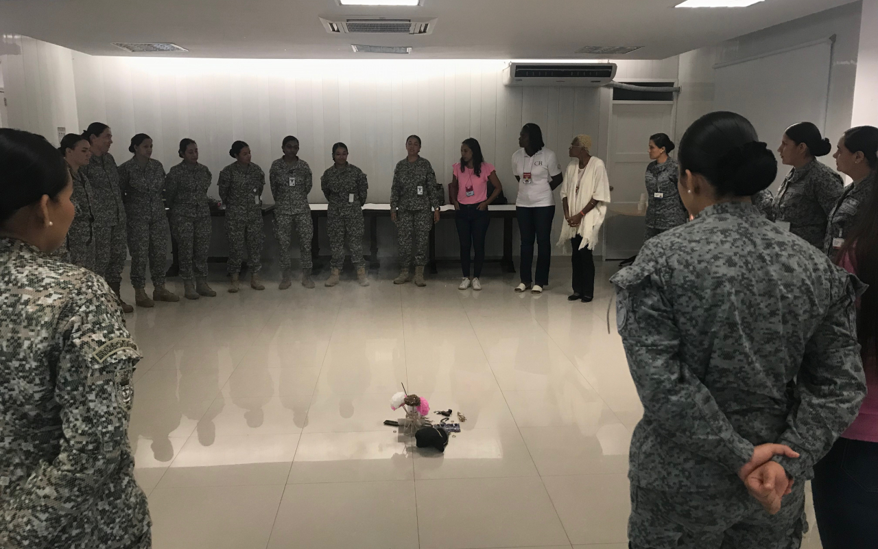 El personal de mujeres del Grupo Aéreo del Caribe participó en el primer encuentro de mujeres militares y de Fuerza Pública llevado a cabo con motivo de  la conmemoración de la eliminación de violencia contra la mujer en la Isla de San Andrés.
