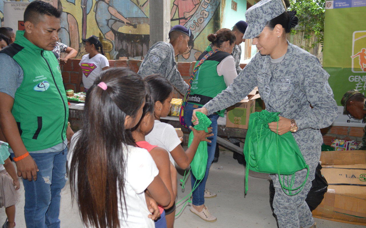 120 niños del Amazonas fueron beneficiados por la Fuerza Aérea Colombiana