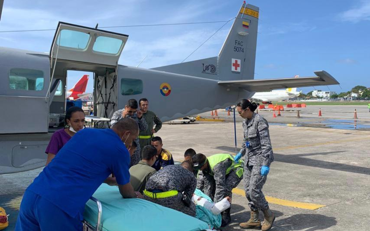 Hombre de 22 años es trasladado por aeronave medicalizada de la Fuerza Aérea Colombiana