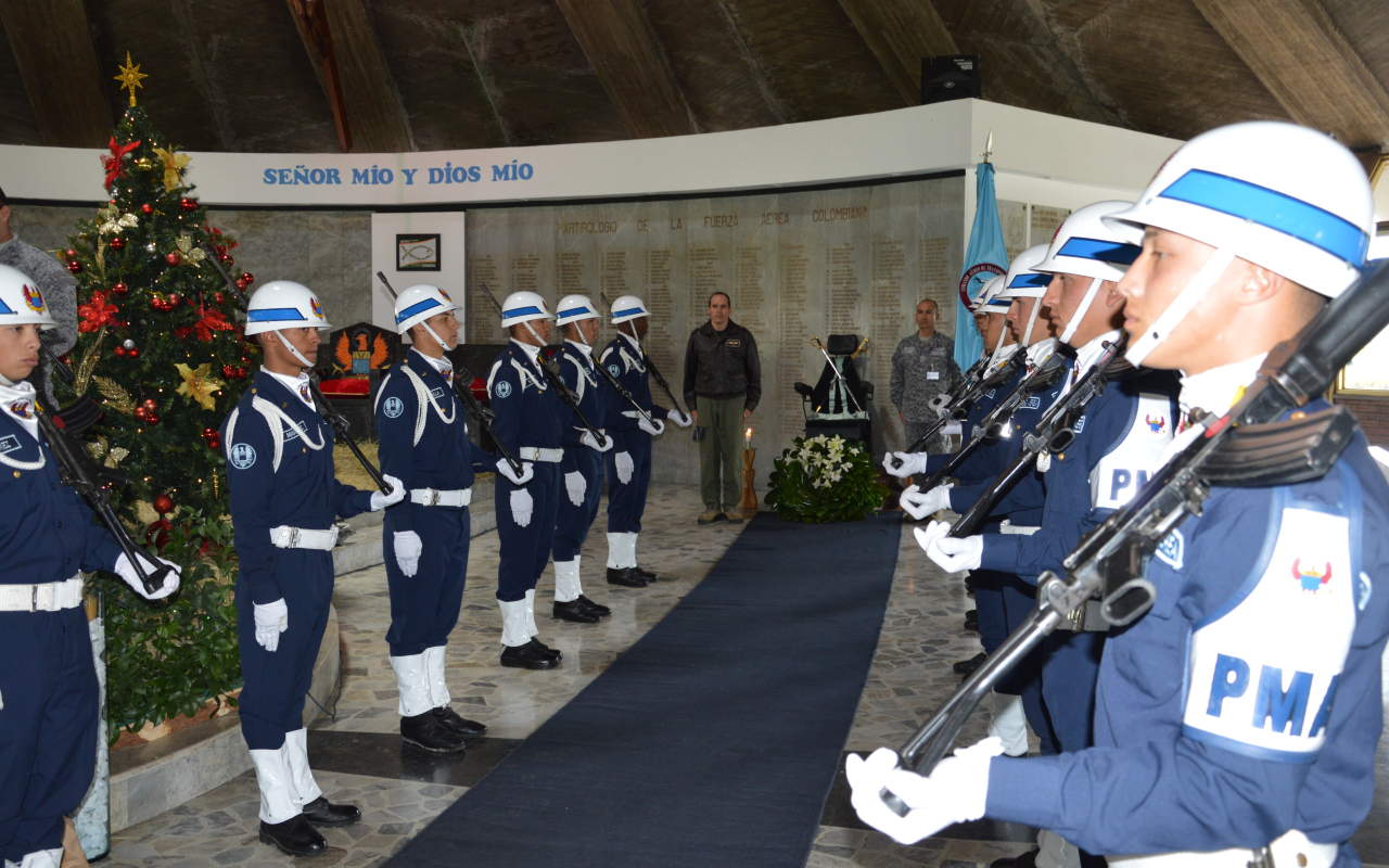 Homenaje a los héroes de la “Operación Colombia”