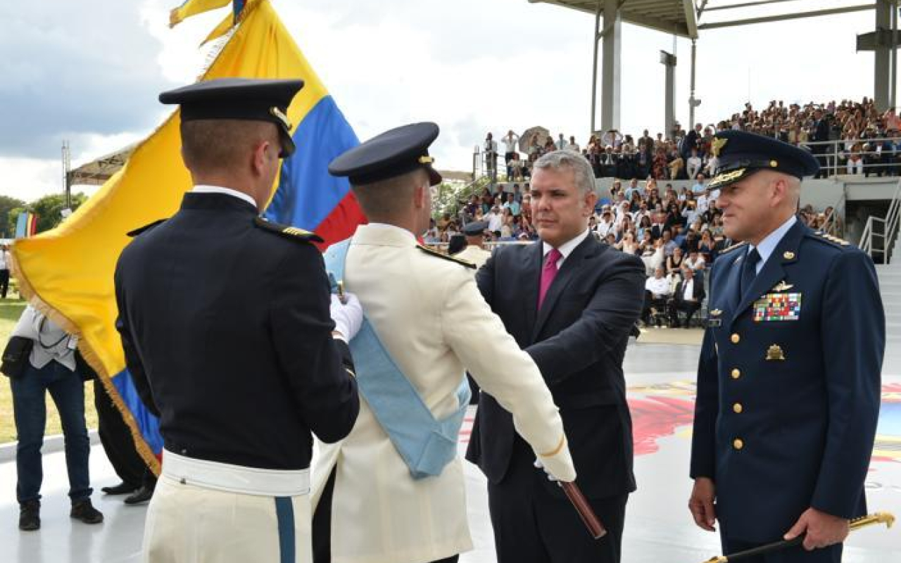 Comandante de la Fuerza Aérea, gradúa a los oficiales del Centenario