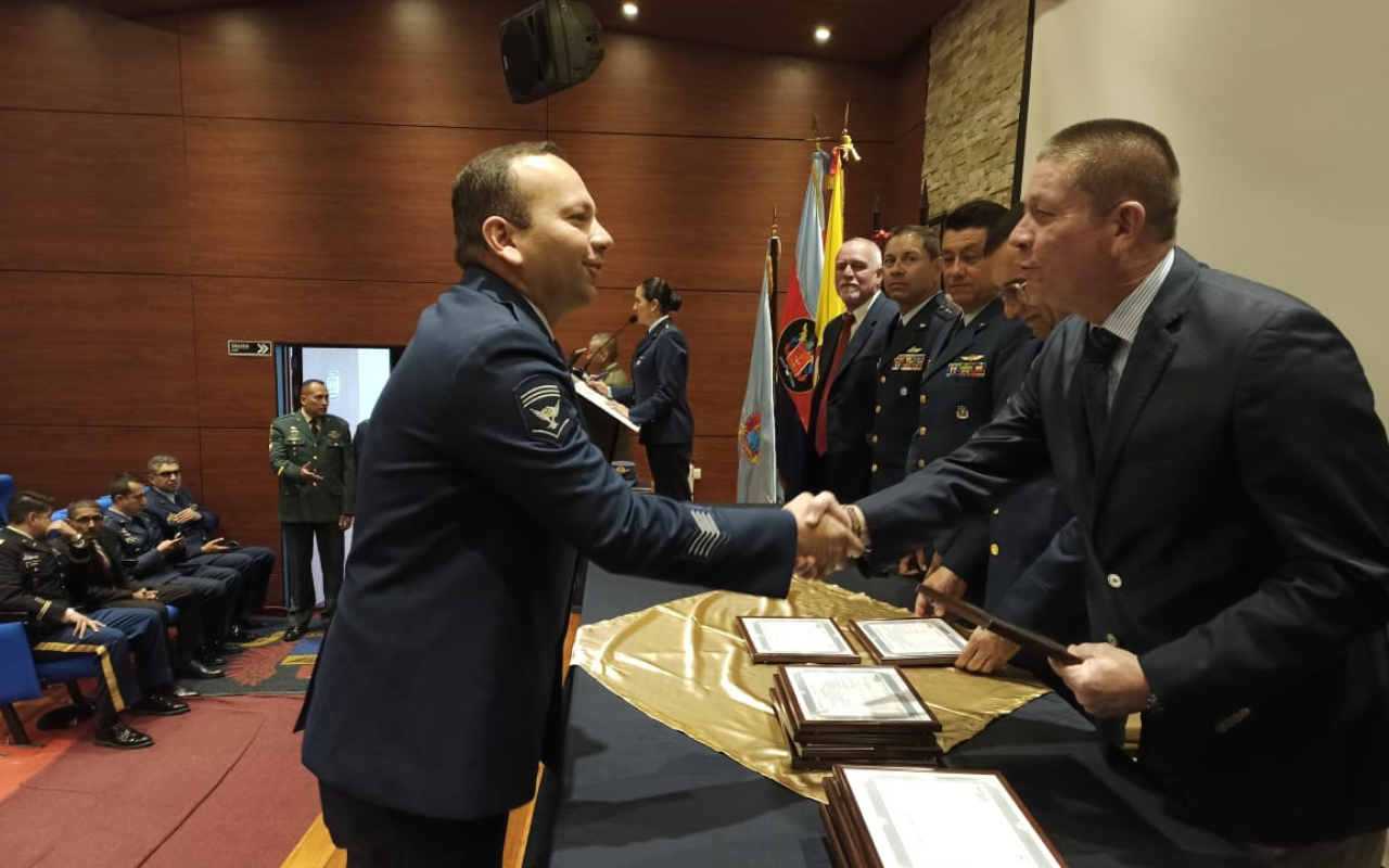 Clausura del entrenamiento Nivel I y ll motores T-53 de un personal de suboficiales de la Fuerza Pública
