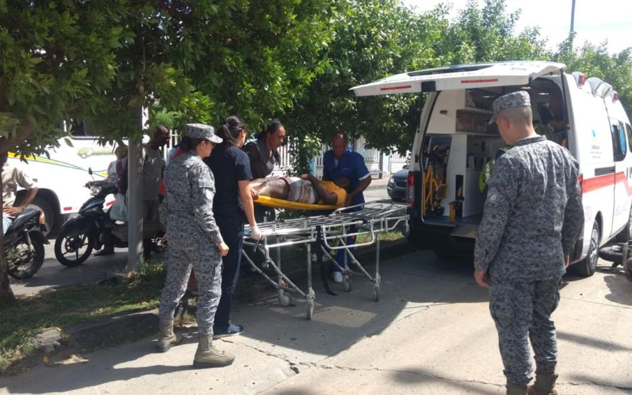 Médicos del Grupo Aéreo del Caribe atienden a joven que resultó herido por accidente de tránsito 