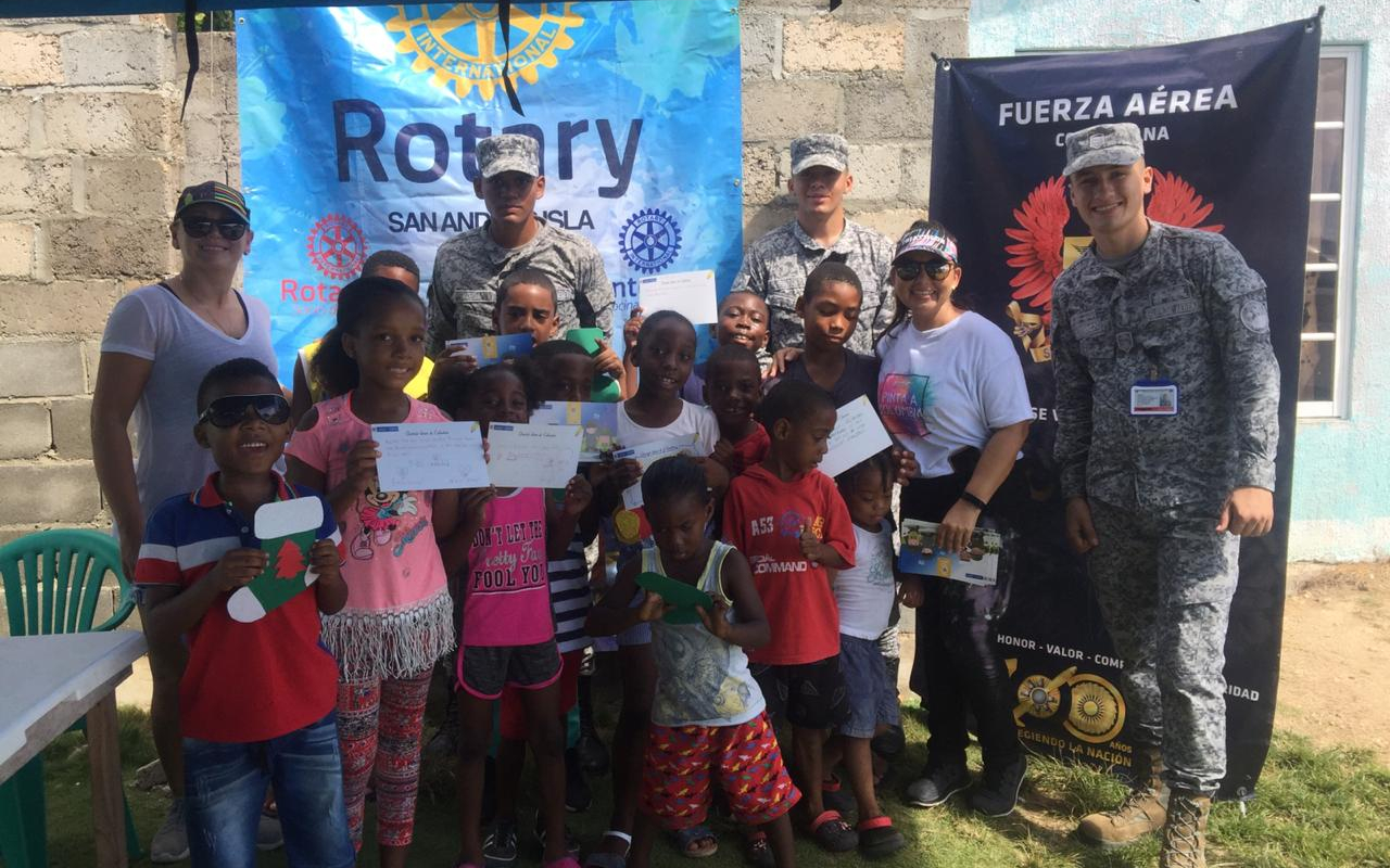 Niños del sector Tom Hooker escriben cartas para el personal de soldados de las Fuerzas Militares.
