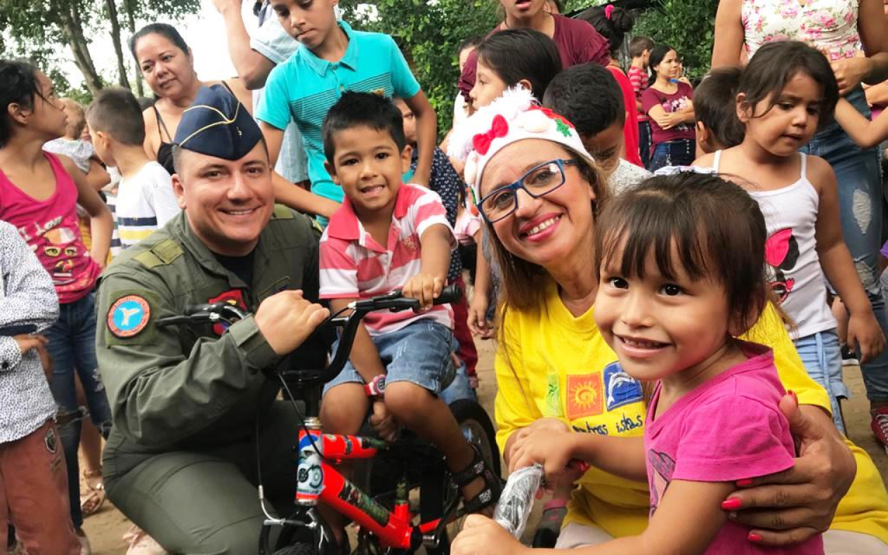 Más de 200 niños de barrios vulnerables de Neiva recibieron un regalo en esta navidad. 