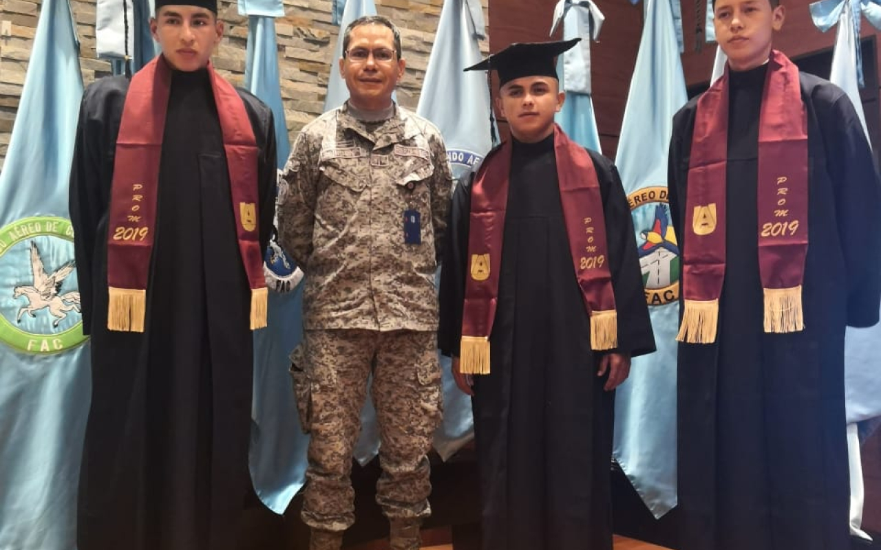  Jóvenes soldados alcanzan un peldaño más en sus vidas