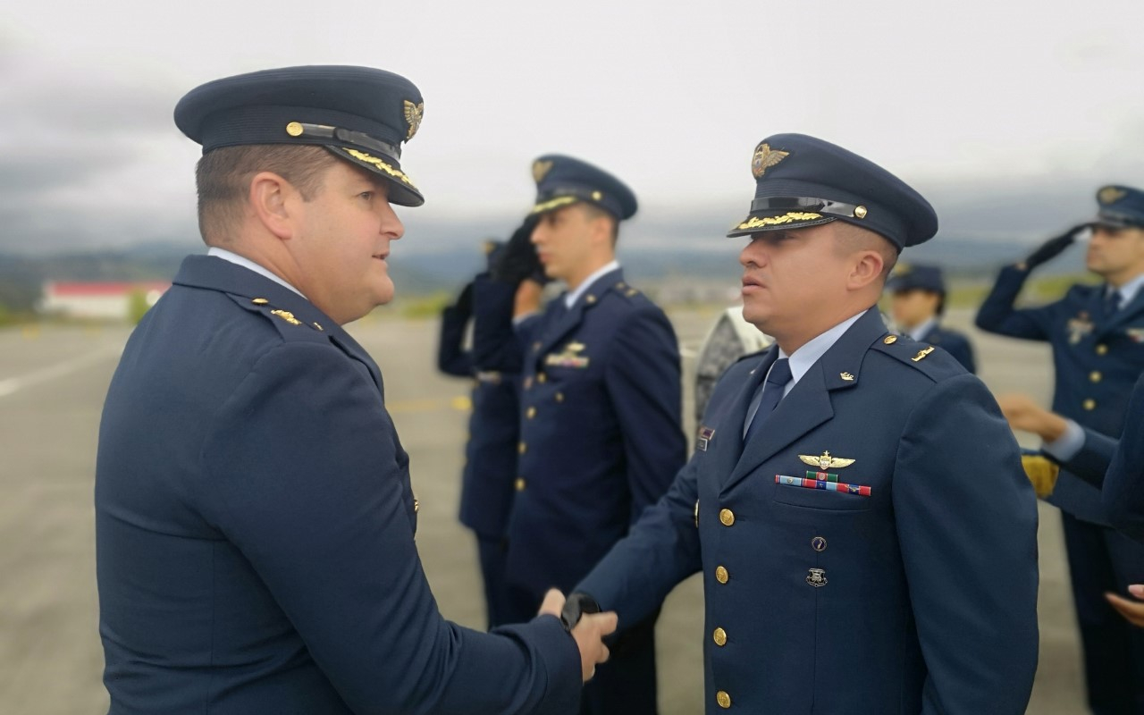 Oficiales ascienden en ceremonia militar en el Cacom-5   
