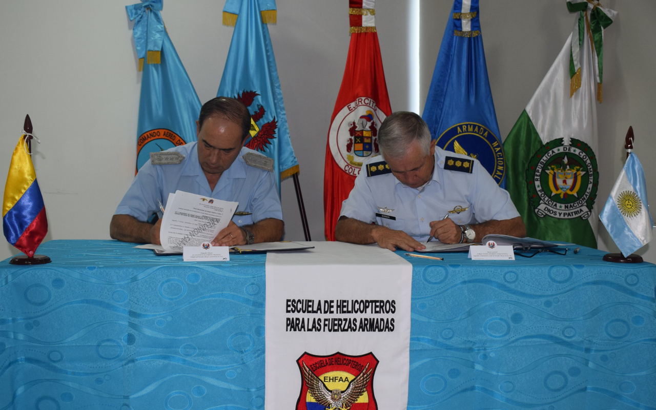 Jefes de Estado Mayor de la Fuerza Aérea Argentina y Fuerza Aérea Colombiana visitaron la Escuela de Helicópteros para las Fuerzas Armadas 