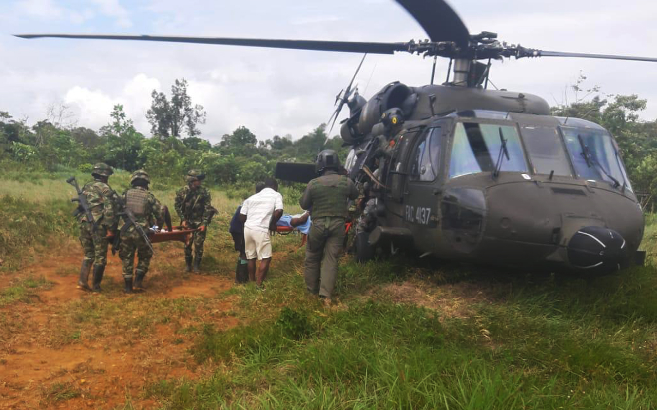  En helicópero de la Fuerza Aérea Colombiana, se realiza evacuación humanitaria de tres personas afectadas por mina antiperso