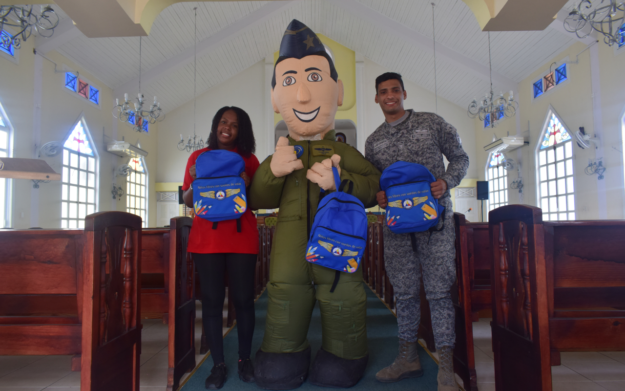En la isla de San Andrés niños de escasos recursos recibieron útiles escolares