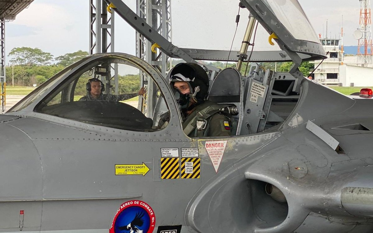 Alféreces de la Fuerza Aérea Colombiana realizan su primer vuelo solo en el CACOM 1