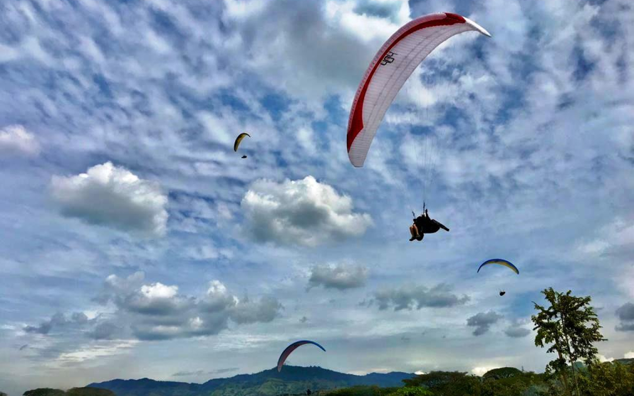 Finaliza el British Open de parapentismo con cero accidentes, gracias a la participación activa de su Fuerza Aérea Colombiana.