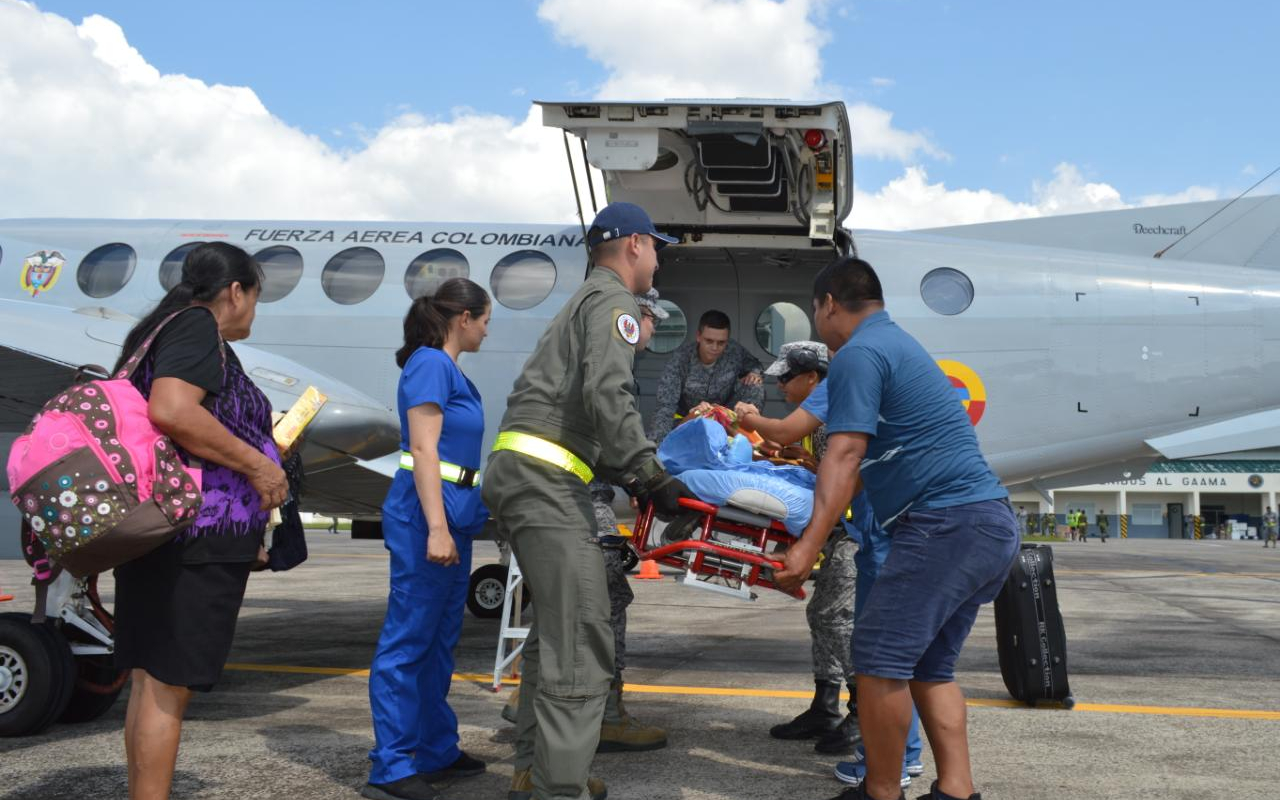 Adulto mayor en delicado estado de salud es trasladada por la Fuerza Aérea Colombiana