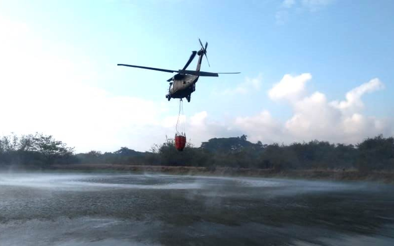 Helicópteros del Comando Aéreo de Combate No.7 se preparan ante las altas temperaturas en la ciudad de Cali